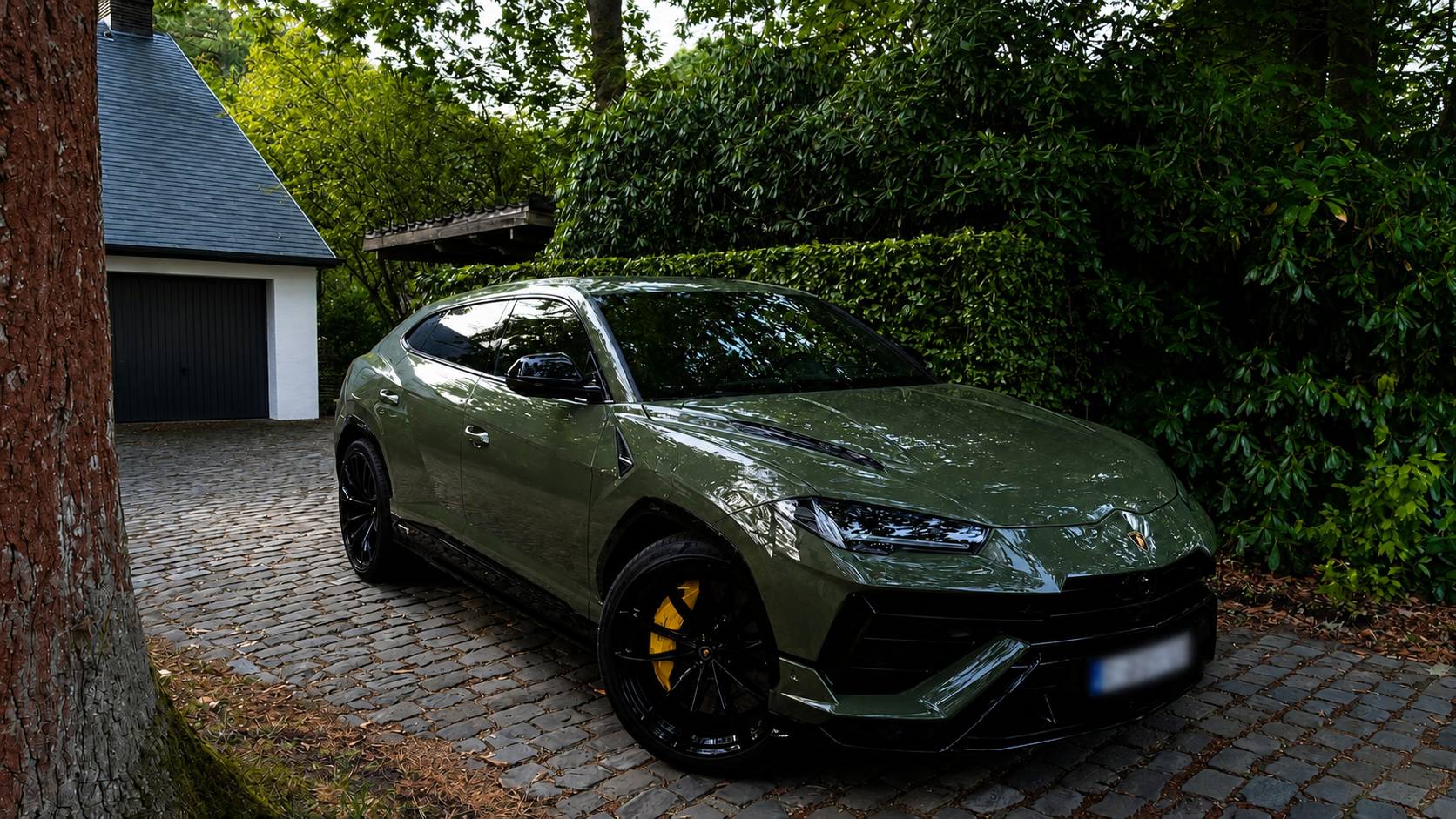 Groene Lamborghini Urus op een kasseien oprit